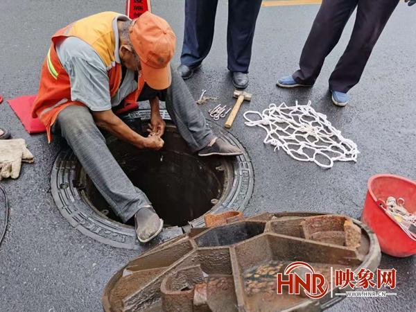 郑州市全面检查治理病害窨井盖并装上可承重300斤防坠网